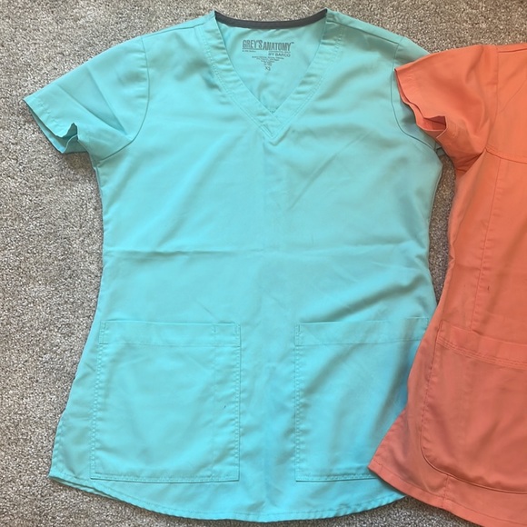Scrub tops - Picture 3 of 5